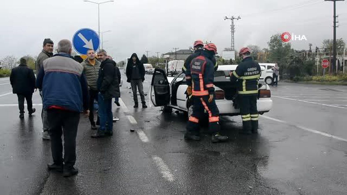 Otomobiller çarpıştı: 2 yaralı