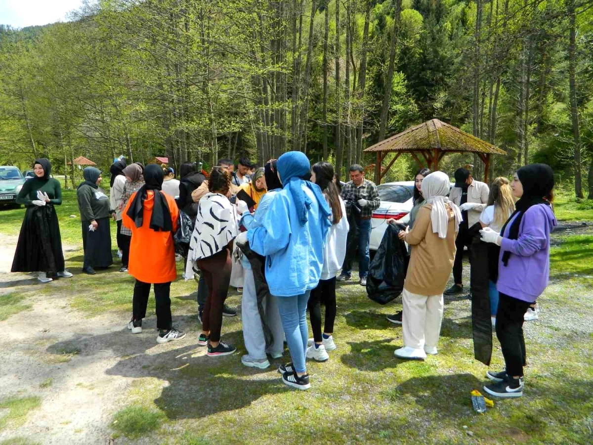 Ardahan Üniversitesi öğretim görevlileri çevre temizliği etkinliği düzenledi