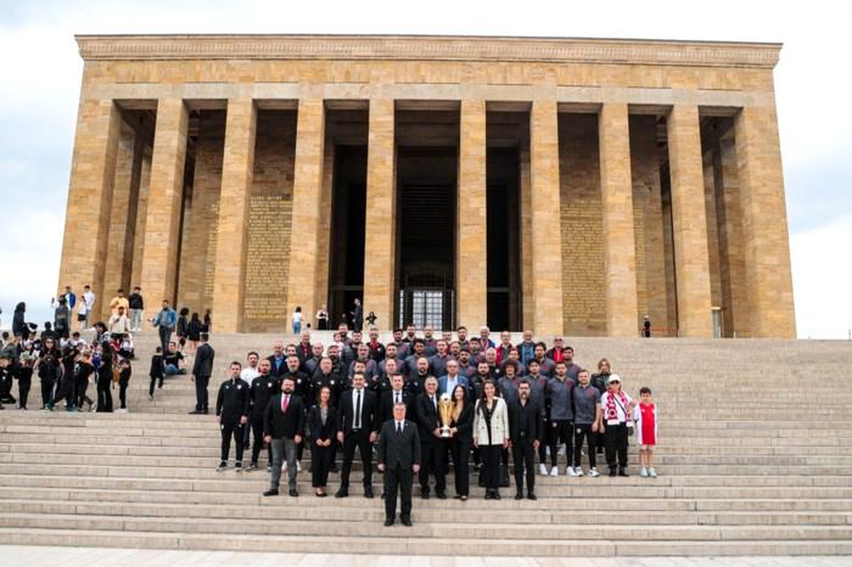 Samsunspor\'un şampiyonluk kupası Anıtkabir\'de