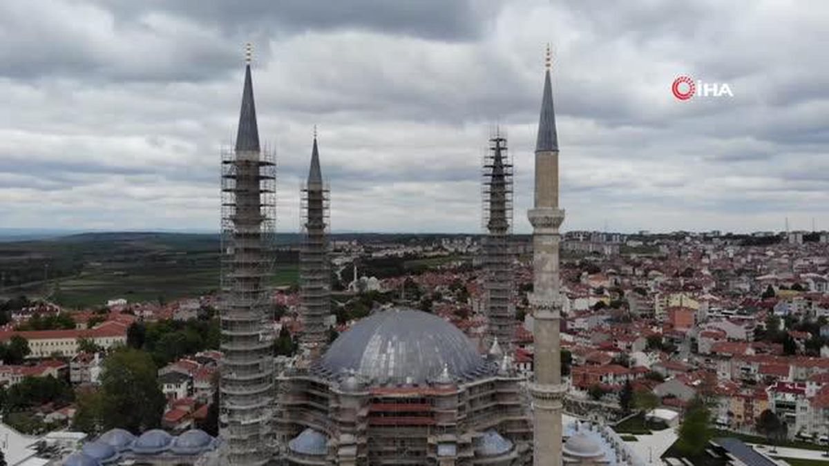 Selimiye Camiinin dev kubbe aleminin montajı başladı