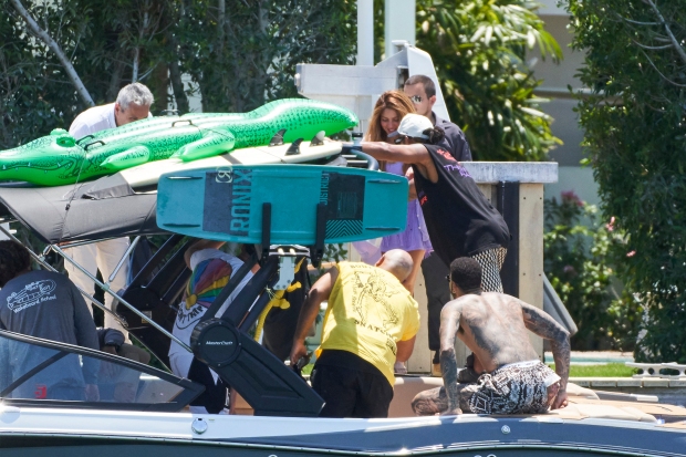 Teknede görüntülendiler! Pique'den ayrılan Shakira'nın yeni aşkı da spor dünyasından