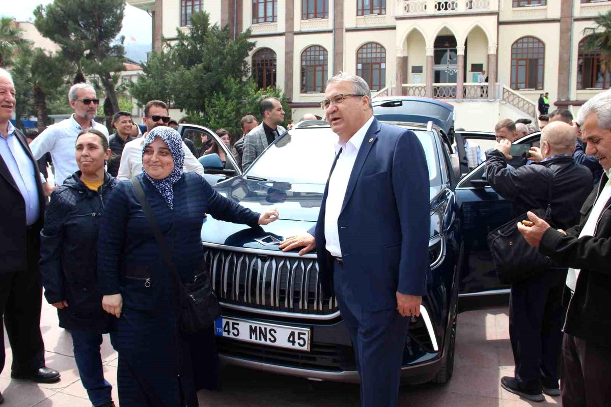 Türkiye\'nin yerli otomobili Togg Manisa\'da sergilendi