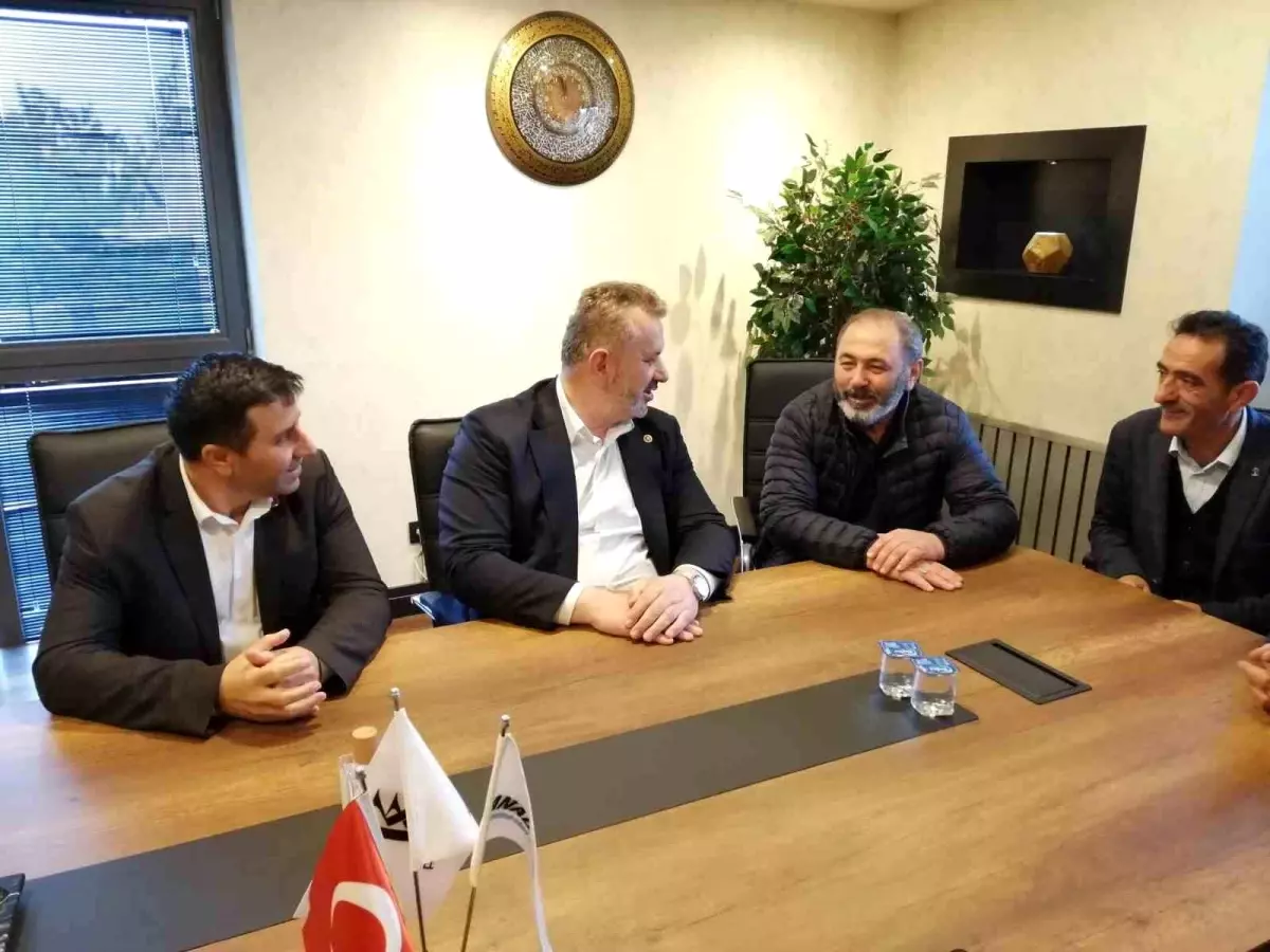 AK Parti İstanbul Milletvekili Adayı Hasan Turan Ataşehir\'de İş Yerlerini Ziyaret Etti