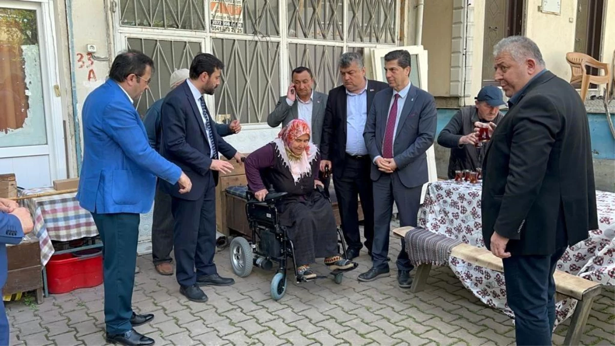 AK Parti Genel Sekreter Yardımcısı Cem Şahin, ihtiyaç sahibine akülü sandalye teslim etti