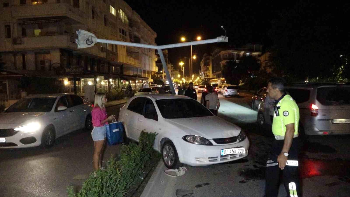 Antalya\'da alkollü sürücü kaza yaptı, aydınlatma direği otomobilin üzerine devrildi