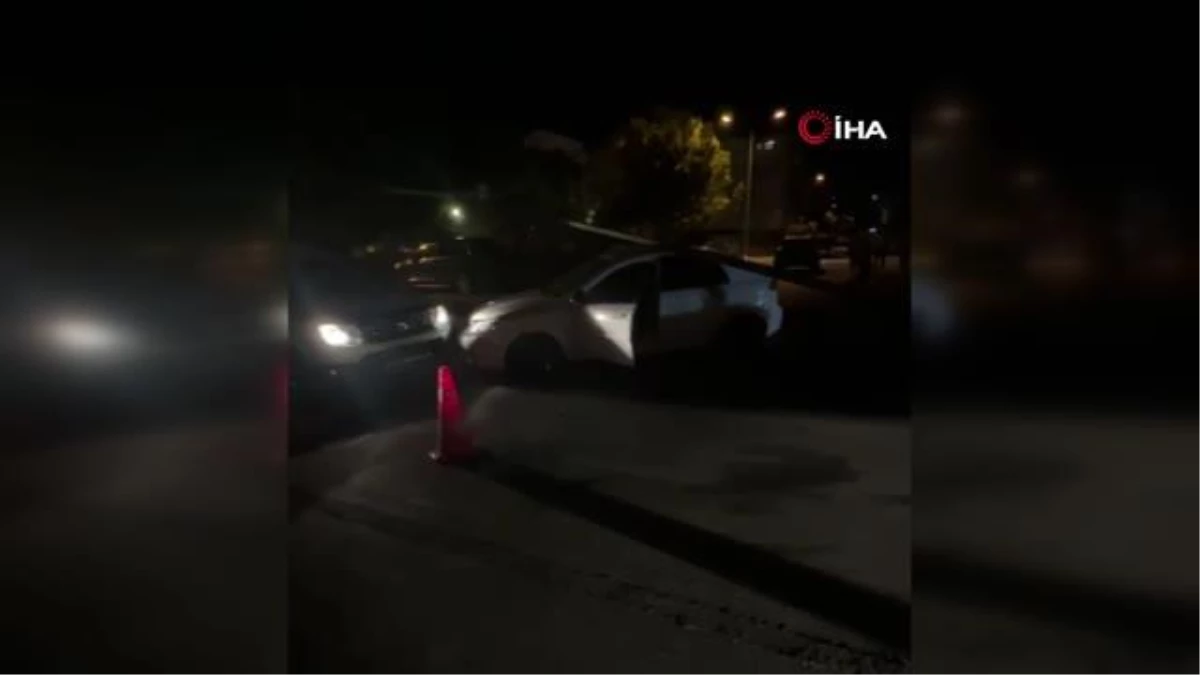 Alkollü sürücü refüjü aşıp otomobile çarptı aydınlatma direği üzerine yıkıldı