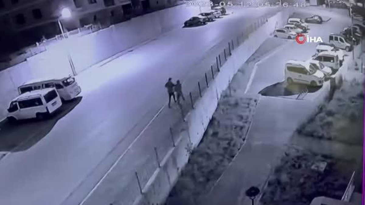 Afyonkarahisar\'da araç kundaklama girişimi sırasında kundakçı alevlerin arasında kaldı