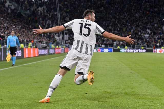 Avrupa Ligi finaline son dakikada tutundular! Dünyaca ünlü savunmacı akılalmazı başardı Avrupa Ligi finaline son dakikada tutundular! Dünyaca ünlü savunmacı akılalmazı başardı