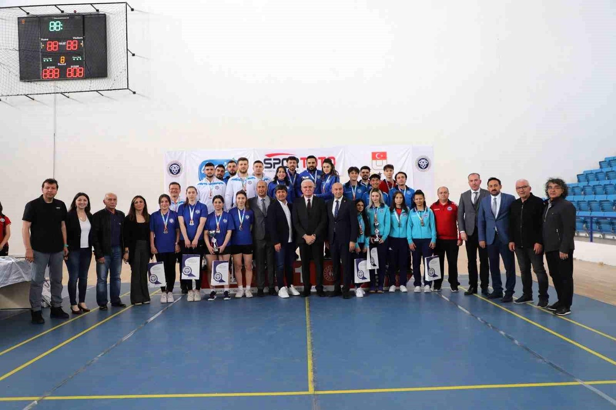 EBYÜ Spor Bilimleri Fakültesi ÜNİLİG Badminton Süper Lig müsabakalarına ev sahipliği yaptı