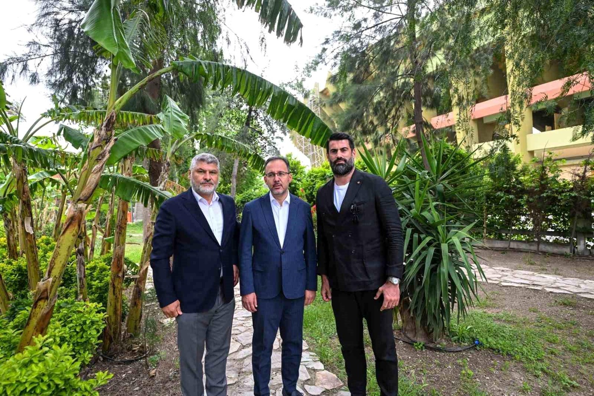 Bakan Kasapoğlu, Hatayspor Başkan Vekili ve Teknik Direktörü ile bir araya geldi