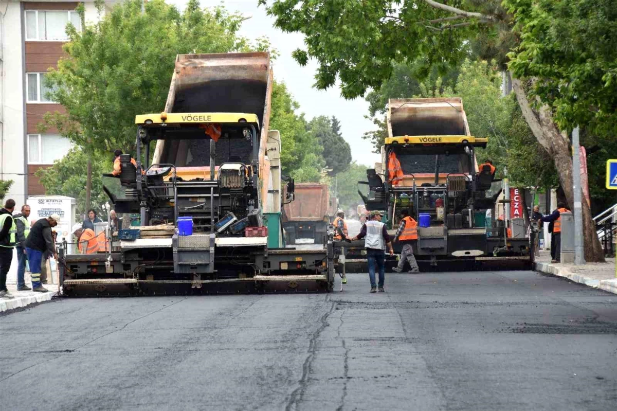 Balıkesir Büyükşehir Belediyesi, caddelerdeki asfalt yenileme çalışmalarına devam ediyor