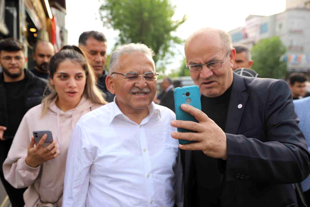 Kayseri Büyükşehir Belediye Başkanı Sivas Caddesi esnafını ziyaret etti