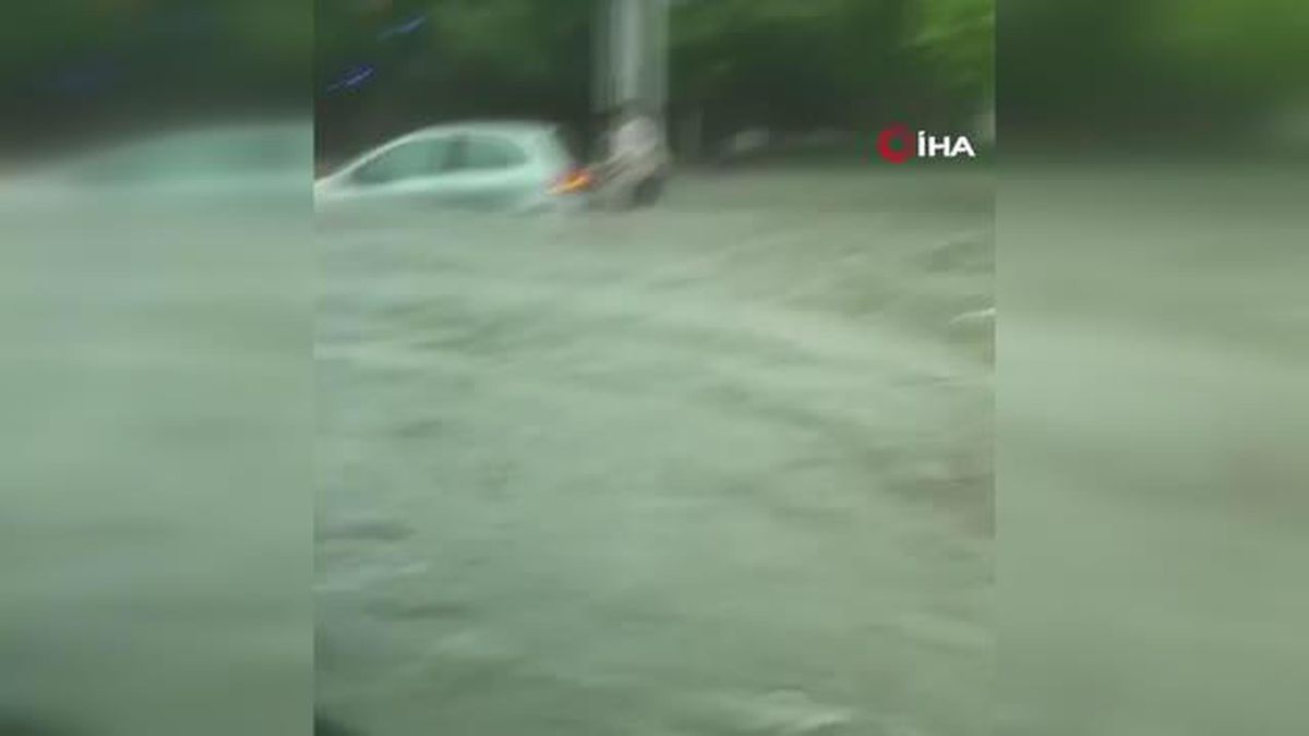 Başkentte sağanak yağış etkili oldu araçlar suda mahsur kaldı