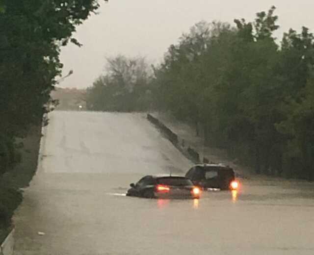 Başkentte sağanak yağış sonra yollar dereye döndü Başkentte sağanak yağış sonra yollar dereye döndü