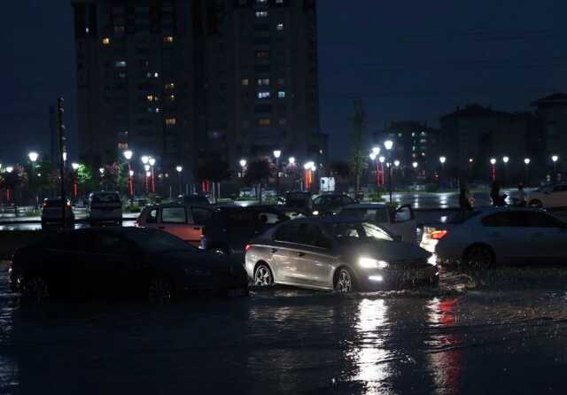 Başkentte sağanak yağış sonra yollar dereye döndü Başkentte sağanak yağış sonra yollar dereye döndü