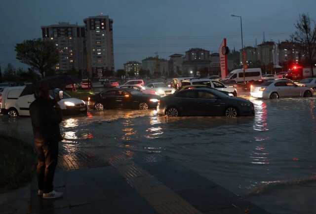 Başkentte sağanak yağış sonra yollar dereye döndü Başkentte sağanak yağış sonra yollar dereye döndü