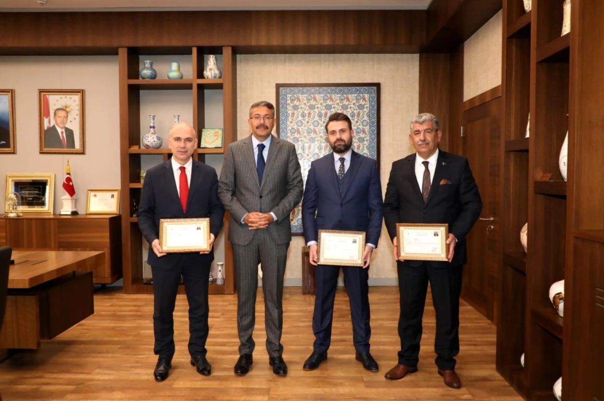 Kütahya Valisi Ali Çelik, Belediye Başkan Yardımcılarına Başarı Belgesi Takdim Etti
