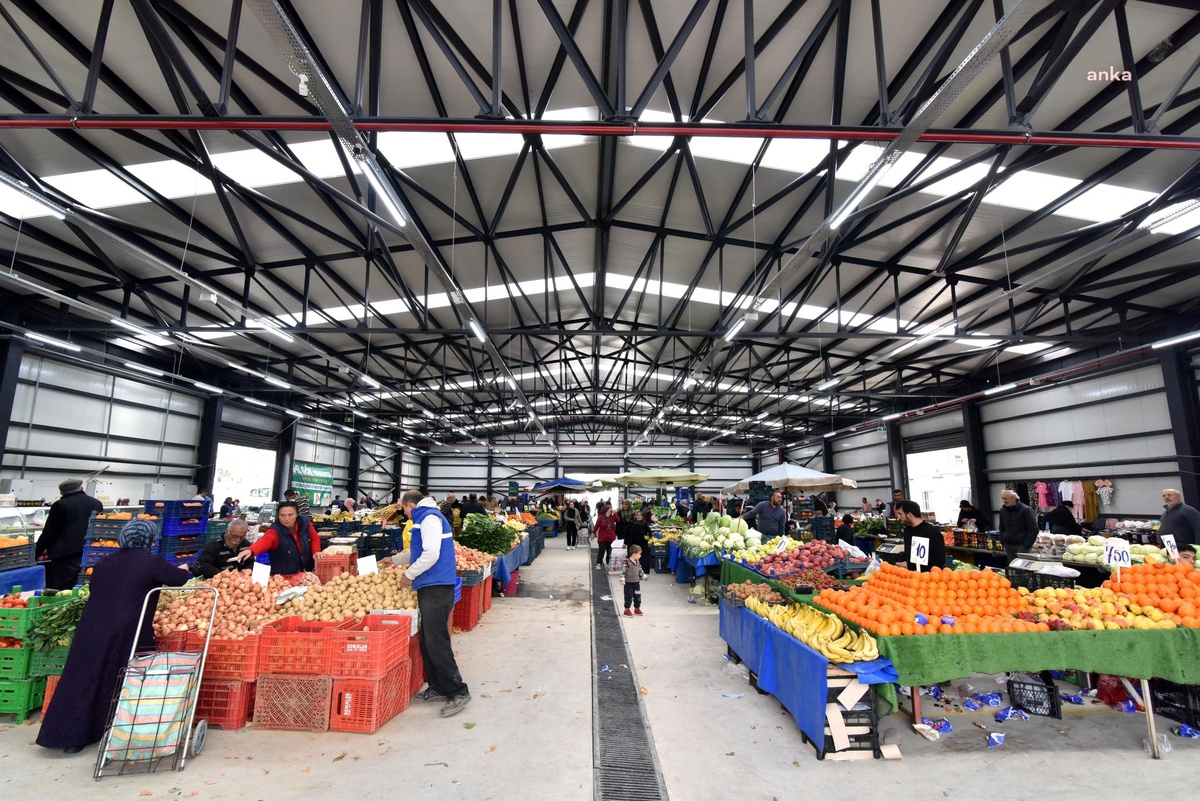Bornova Belediyesi Naldöken\'deki Pazar Yerini Çocuk Oyun ve Aktivite Merkezi ile Birlikte Hizmete Açtı