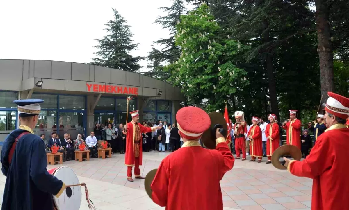 Mehteranlar Hemşireler İçin Coşkulu Marşlarını Söyledi