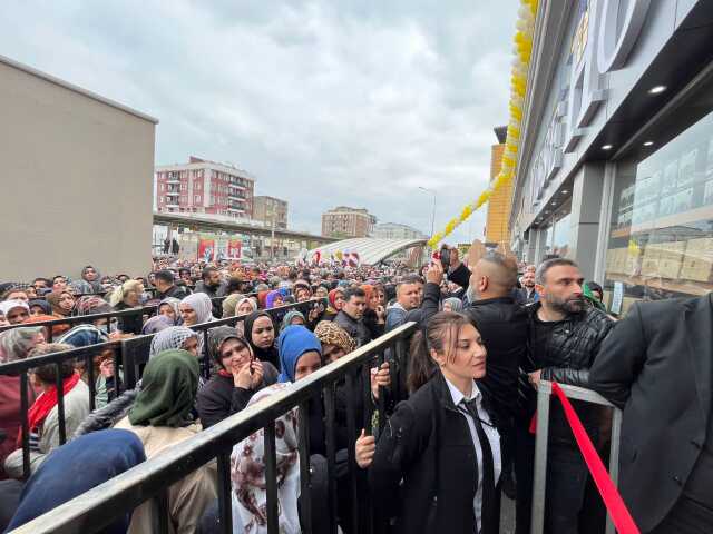 Bursa'da ucuzluk izdihamı...Birbirlerini ezip dükkanı talan ettiler Bursa'da ucuzluk izdihamı...Birbirlerini ezip dükkanı talan ettiler