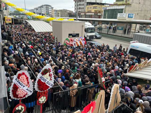 Bursa'da ucuzluk izdihamı...Birbirlerini ezip dükkanı talan ettiler Bursa'da ucuzluk izdihamı...Birbirlerini ezip dükkanı talan ettiler