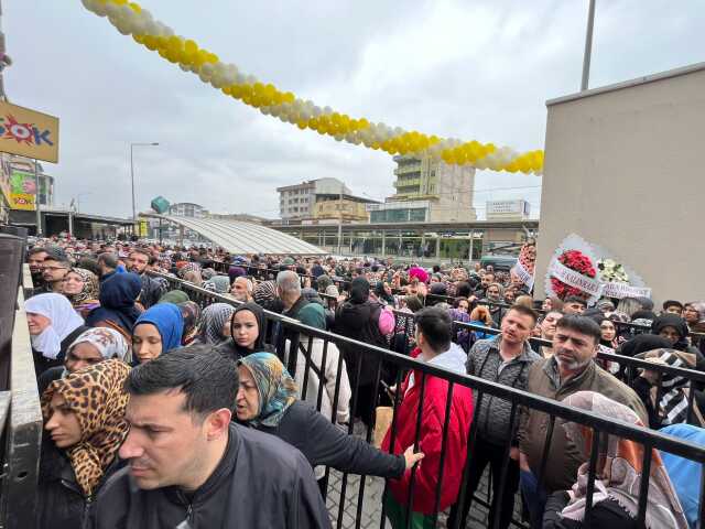 Bursa'da ucuzluk izdihamı...Birbirlerini ezip dükkanı talan ettiler Bursa'da ucuzluk izdihamı...Birbirlerini ezip dükkanı talan ettiler