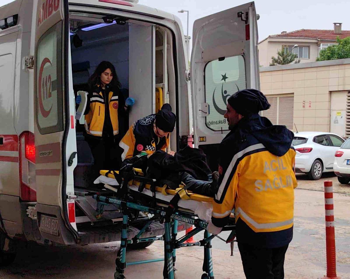 Uydu anteni montajı yaparken çatıdan düşen usta yaralandı