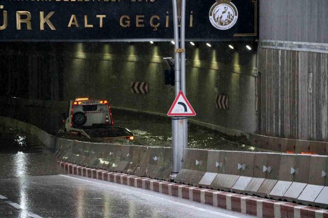 Canlarını kurtarmak için suda mahsur kalan aracın üstüne çıktılar Canlarını kurtarmak için suda mahsur kalan aracın üstüne çıktılar