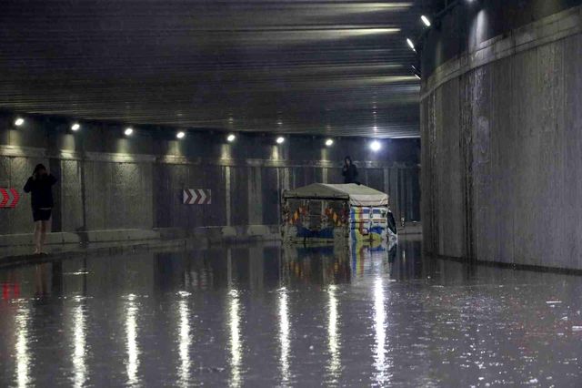 Canlarını kurtarmak için suda mahsur kalan aracın üstüne çıktılar Canlarını kurtarmak için suda mahsur kalan aracın üstüne çıktılar