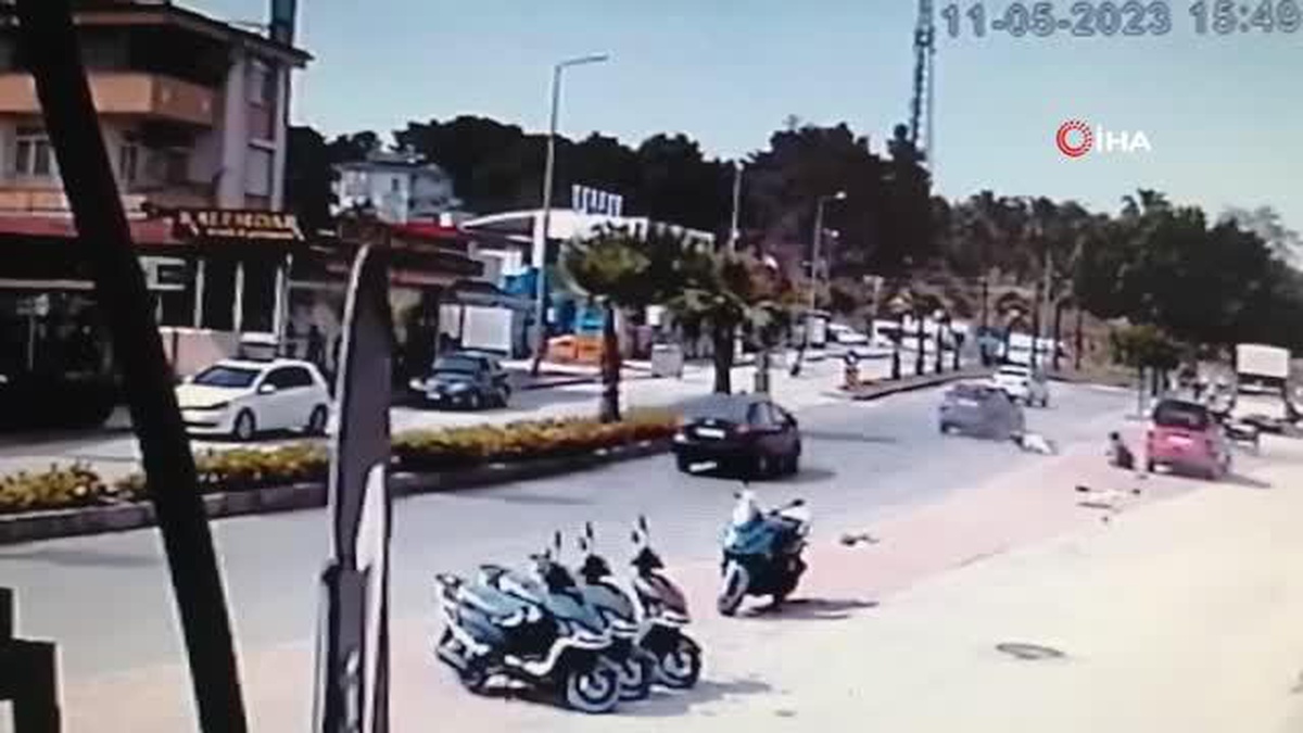Antalya\'da Motosiklete Çarpan Otomobil Sürücüsü Olay Yerinden Kaçtı