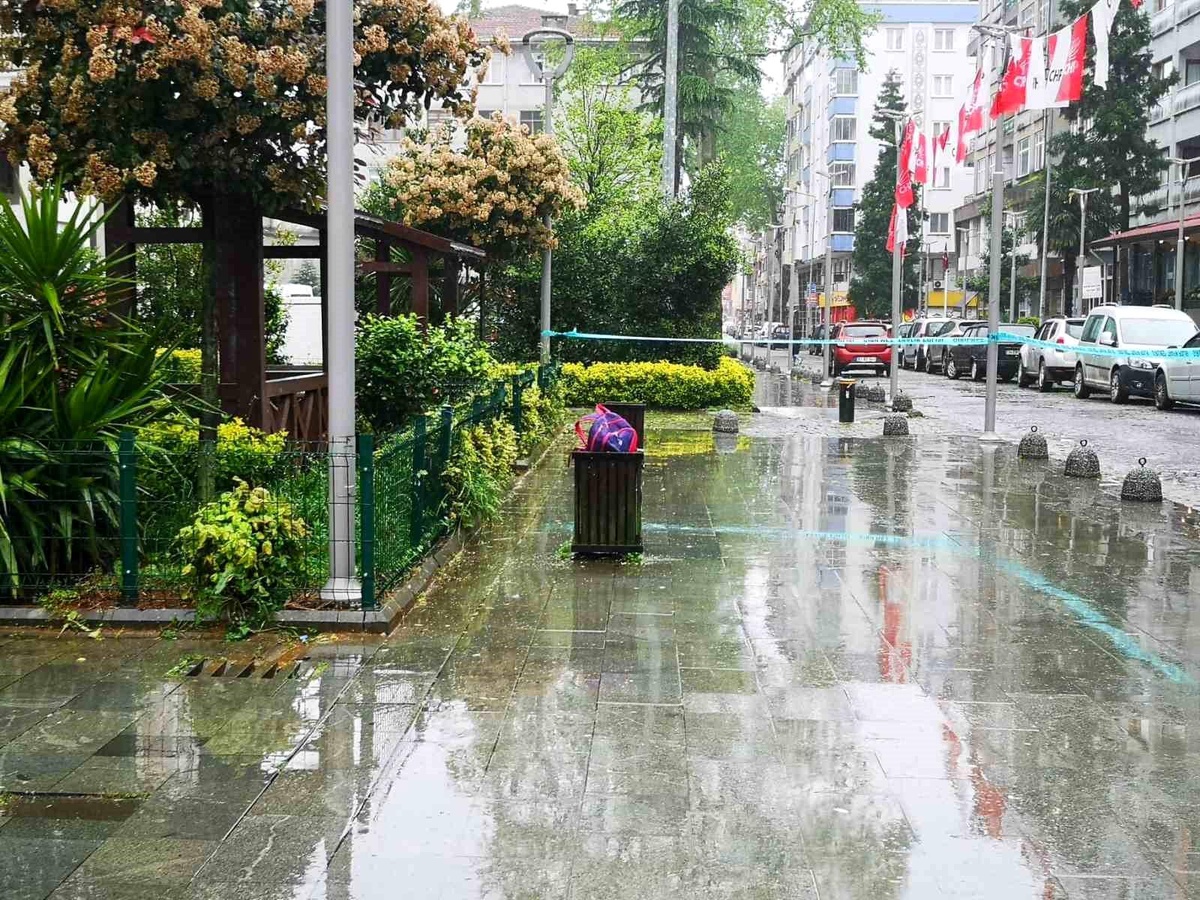 Trabzon\'da Çöp Kutusuna Bırakılan Okul Çantası Paniğe Neden Oldu