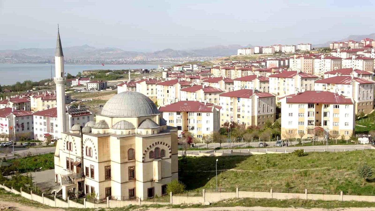 Van\'da 12 yıl önceki depremin izleri silindi: 17 bin 489 konut inşa edildi