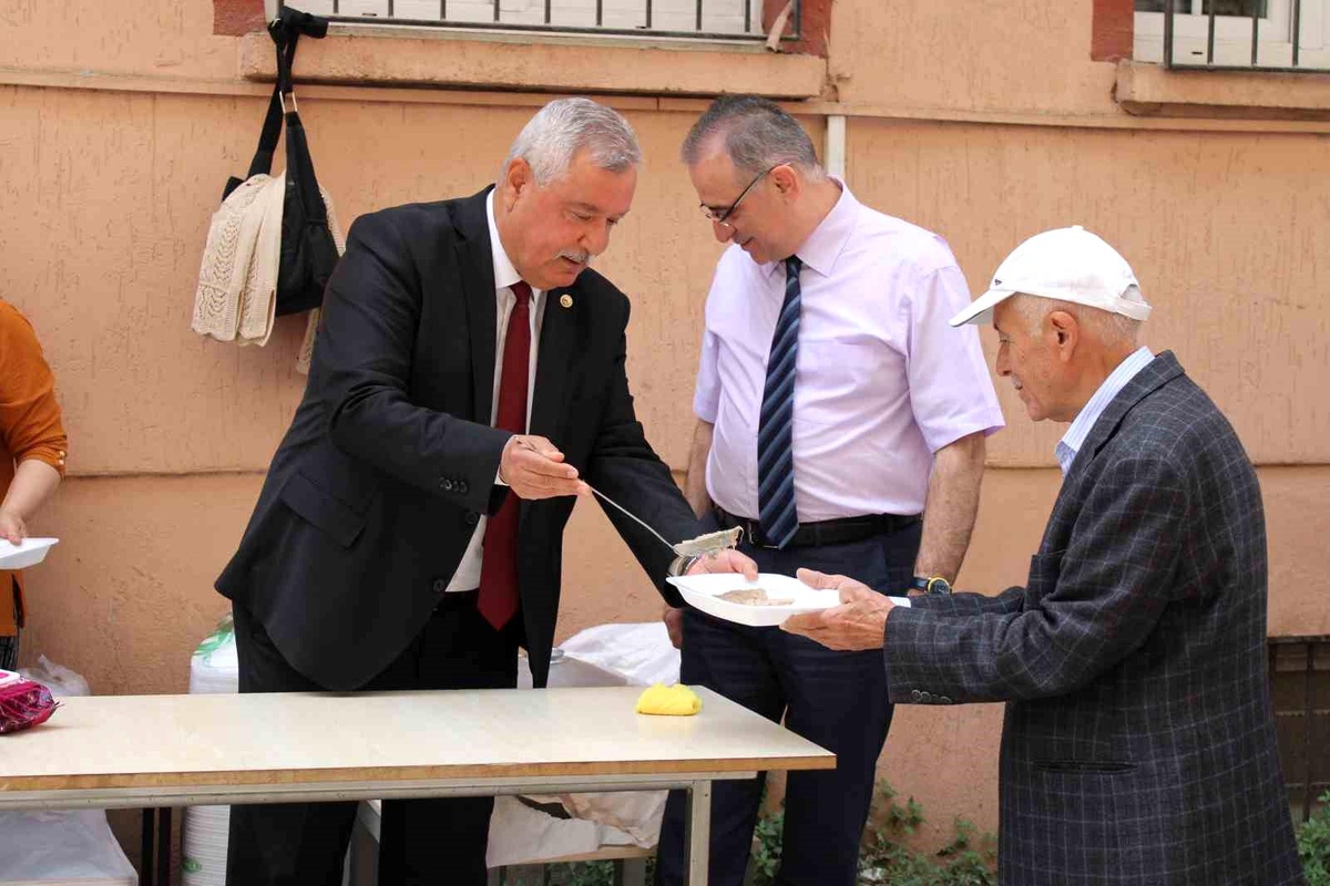 Efeler Ziraat Odası bin 500 kişilik geleneksel pilav ve keşkek hayrı düzenledi