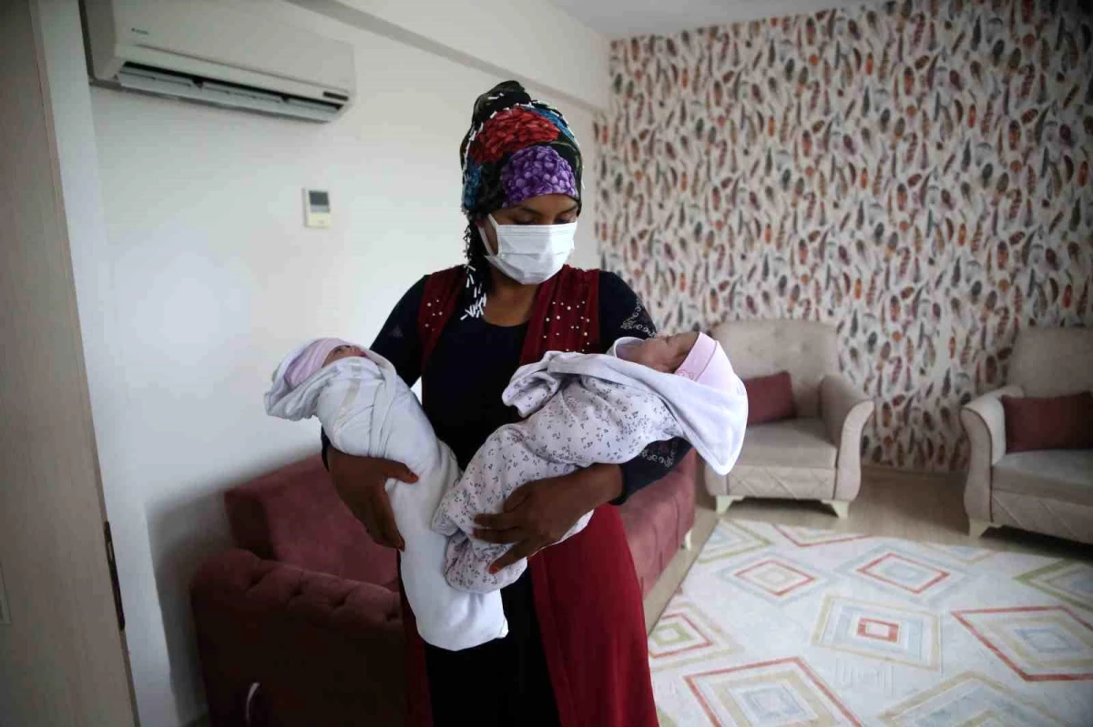 Depremde enkaz altında doğan ikiz bebekler annelerine kavuştu