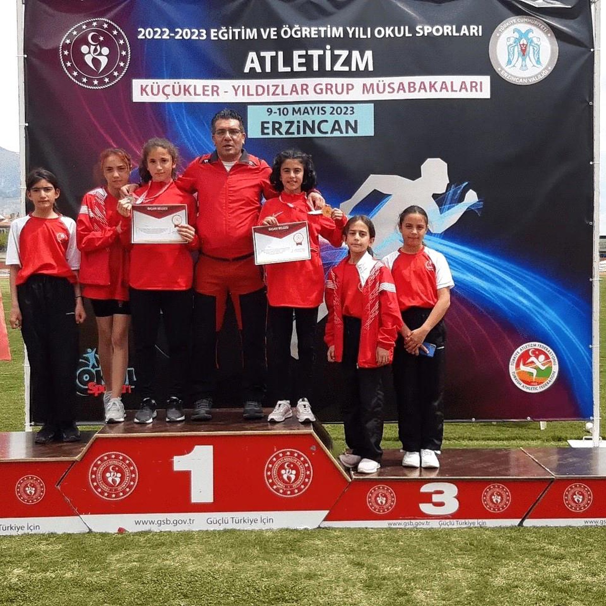 Erzurum Zübeyde Hanım Ortaokulu Puanlı Atletizm Yarışmasında Bölge Birincisi Oldu