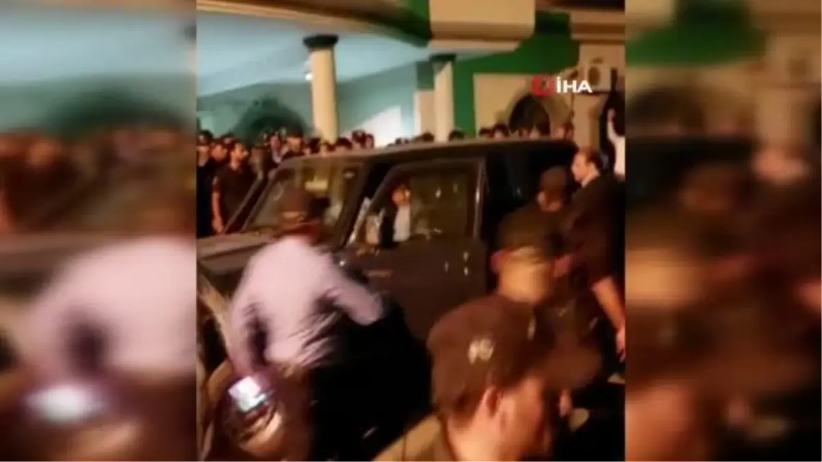 Eski Pakistan Başbakanı Khan mahkeme binasından ayrıldı