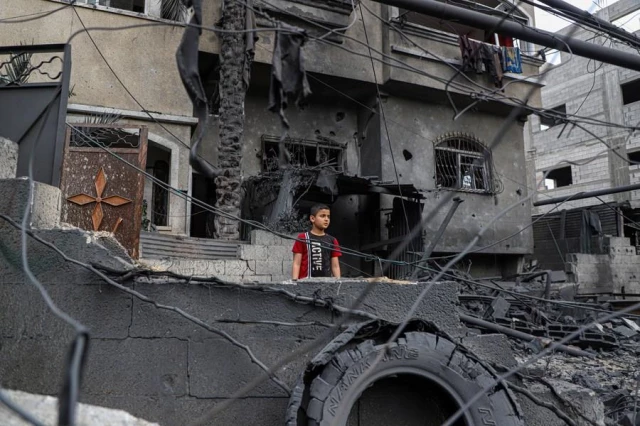 Gazzeli Çocuklar İsrail Hava Saldırılarında Ölen Arkadaşlarının Yasını Tutuyor