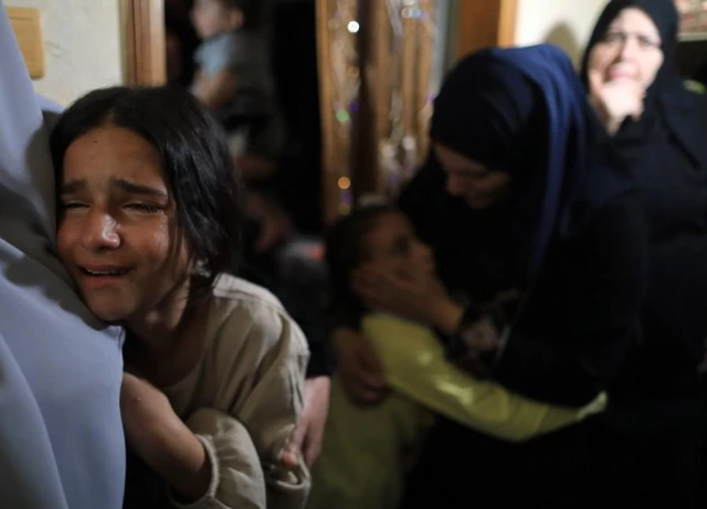 Gazzeli Çocuklar İsrail Hava Saldırılarında Ölen Arkadaşlarının Yasını Tutuyor