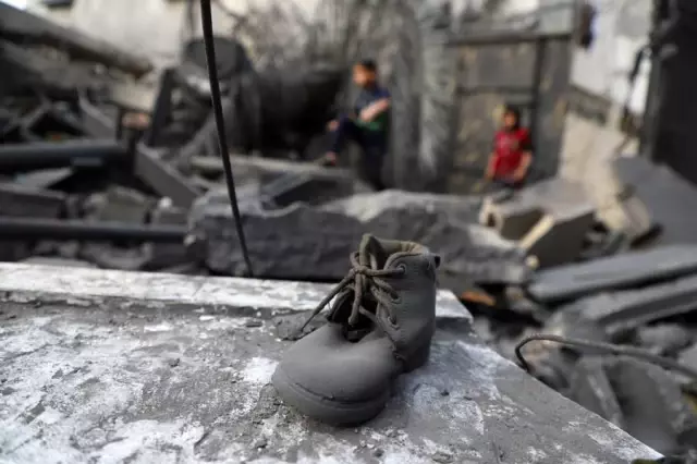 Gazzeli Çocuklar İsrail Hava Saldırılarında Ölen Arkadaşlarının Yasını Tutuyor