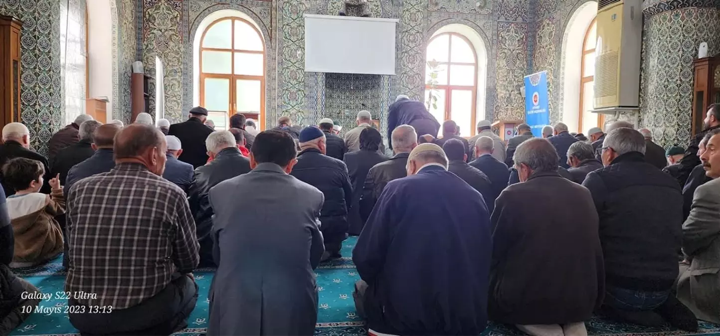 Gediz Ulu Cami\'de Hacı Adaylarına Seminer Düzenlendi