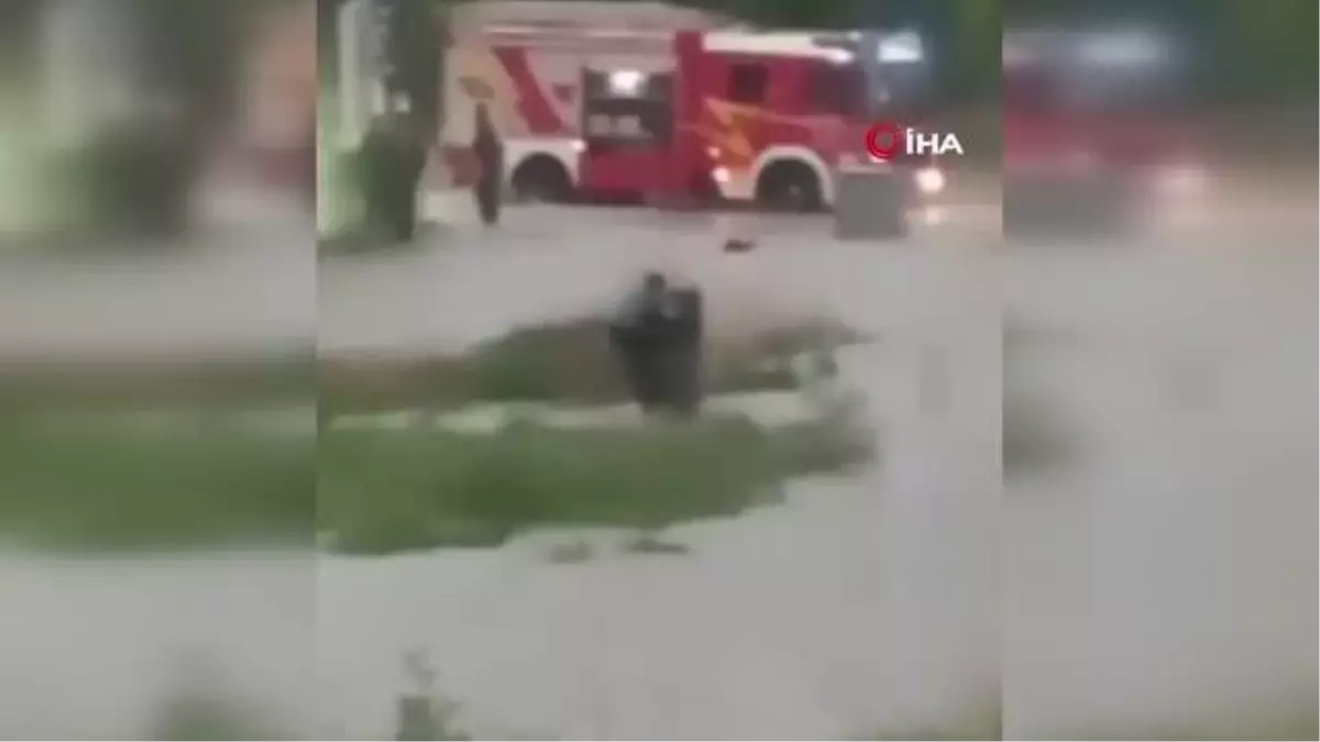 Ankara\'da Sağanak Yağmur: Göle Dönen Yolda Mahsur Kalan Vatandaşı Ekipler Böyle Kurtardı