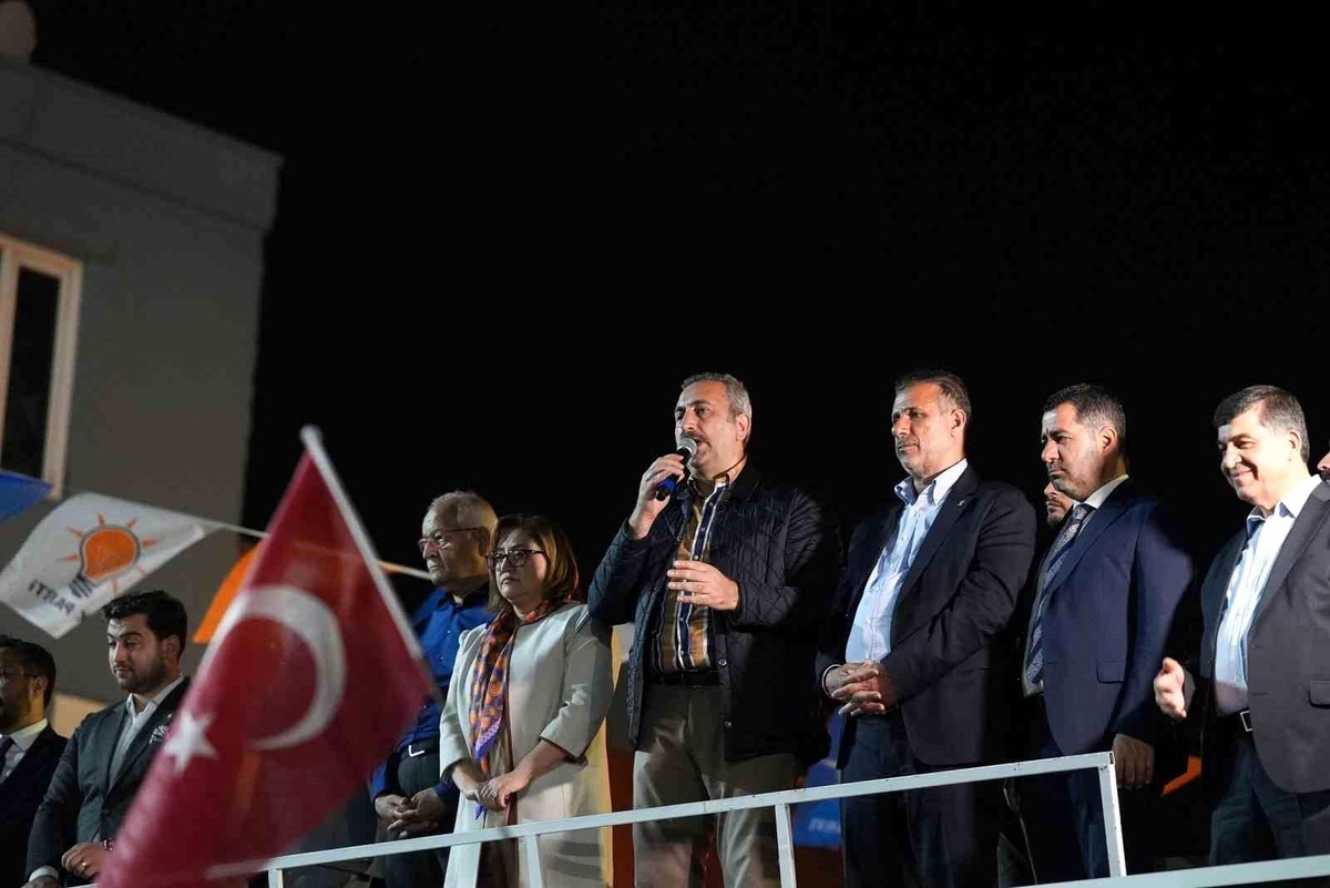 Abdulhamit Gül Gaziantep\'te Mevlana Mahallesi sakinleriyle buluştu