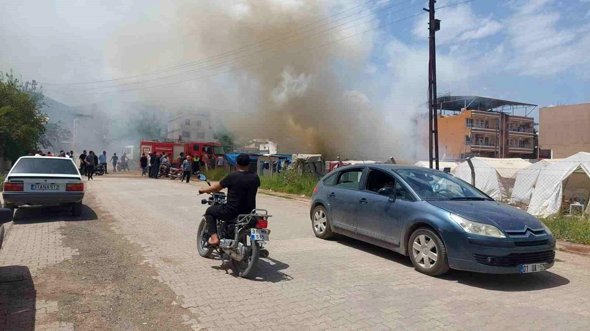Hatay Kırıkhan\'da çadırda çıkan yangın araçlara sıçradı