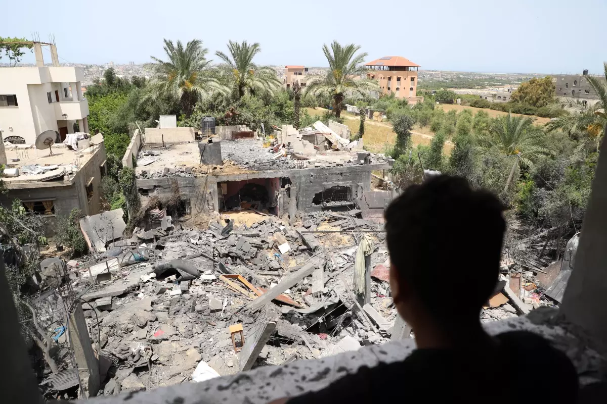 İsrail, Gazze Şeridi\'ndeki Hava Saldırısında Eve Ağır Hasar Verdi