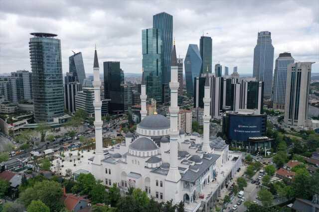 İstanbul'un yeni gözbebeği! 20 bin kişinin aynı anda ibadet edebileceği Barbaros Hayrettin Paşa Camii açıldı