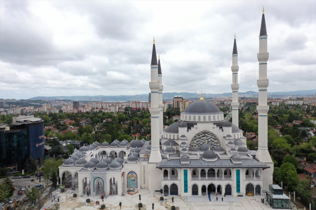 İstanbul'un yeni gözbebeği! 20 bin kişinin aynı anda ibadet edebileceği Barbaros Hayrettin Paşa Camii açıldı