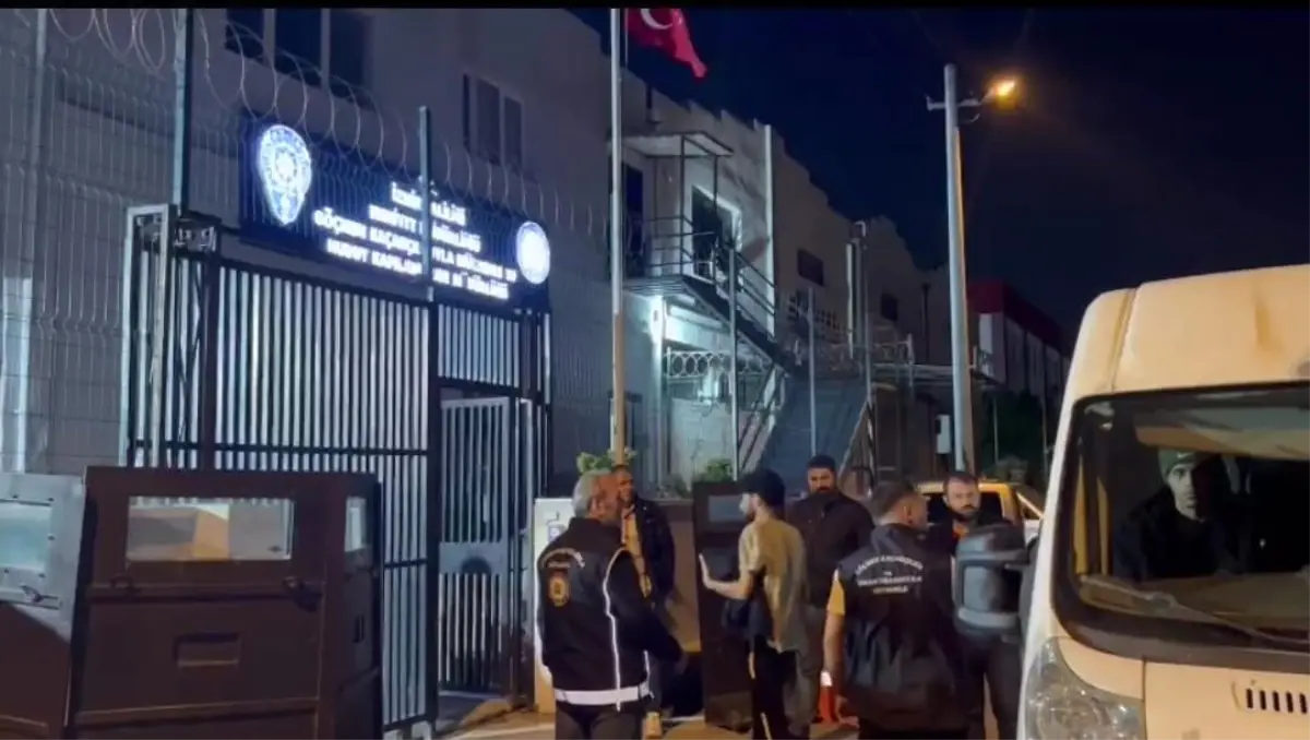 İzmir\'de 30 düzensiz göçmen yakalandı, 3 kaçakçı tutuklandı