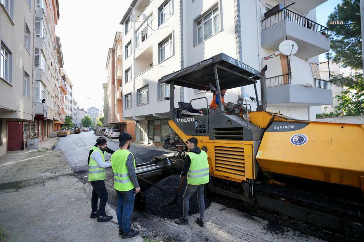 Kartal Belediyesi Yoğun Kullanılan Cadde ve Sokaklarda Asfalt Serim Çalışmalarına Devam Ediyor