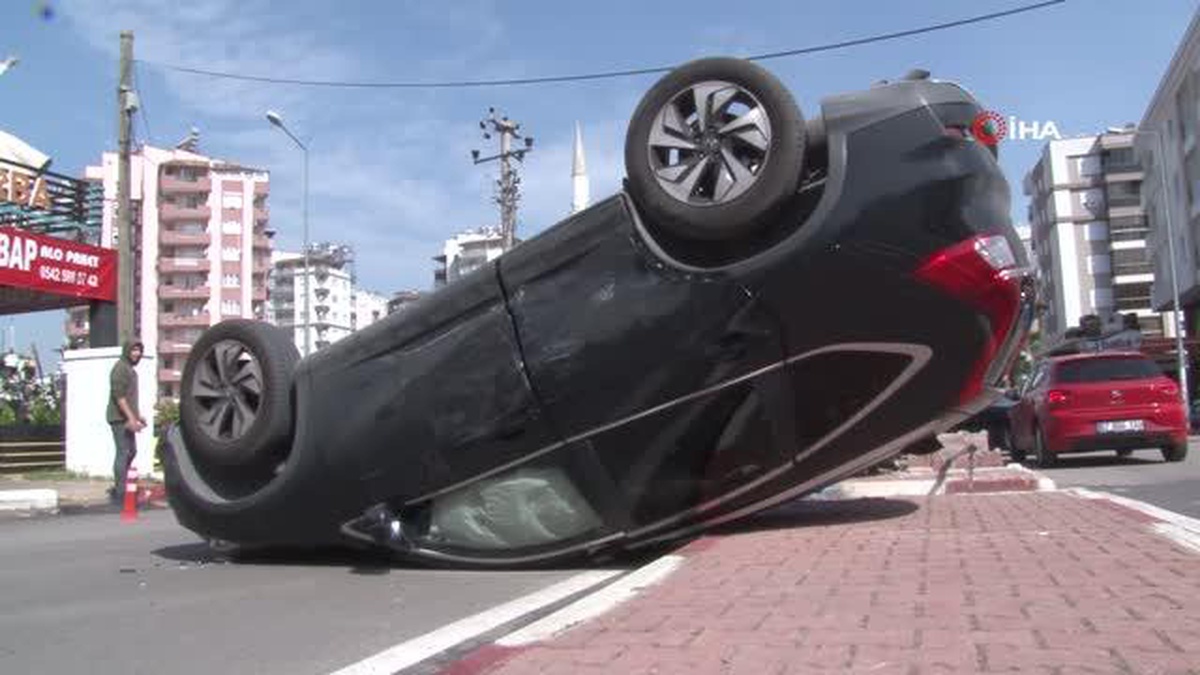 Kavşakta otomobiller çarpıştı takla atan araçtaki sürücü yaralandı