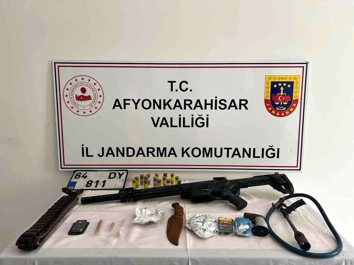 Afyonkarahisar\'da trafik kazası sonrası uyuşturucu ve ruhsatsız tüfek ele geçirildi